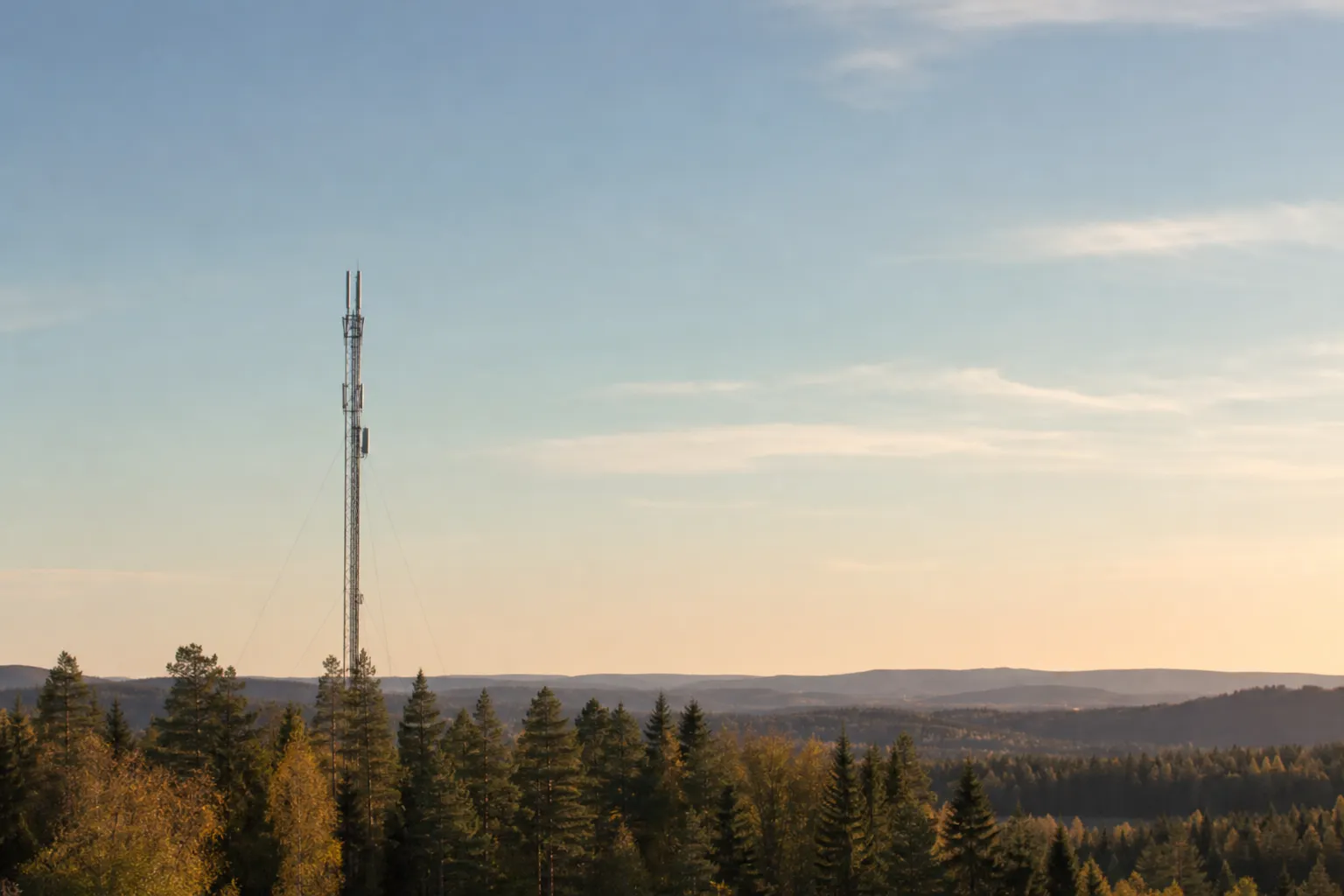 Mobilmast i ett nordiskt landskap